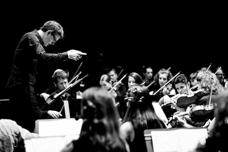 Marc Tairraz dirige l'Orchestre Amati à l'Opéra de Lausanne